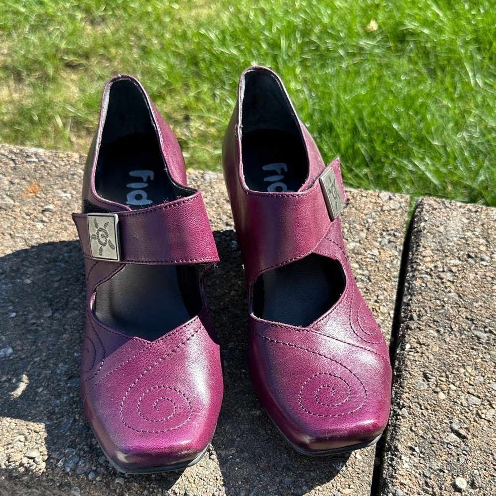 Elegant Purple Heels with Swirl Design